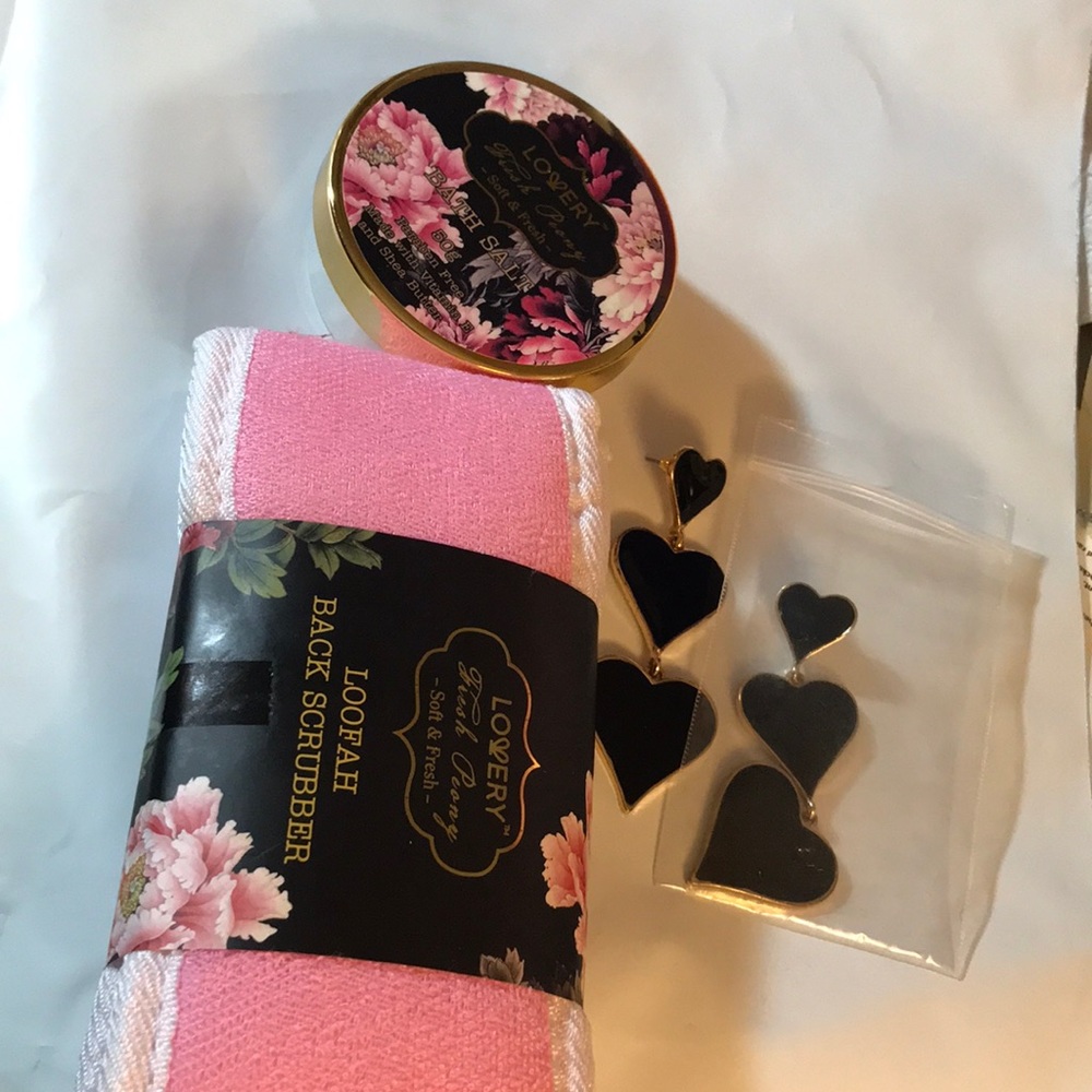 Woman essentials Lovery Peony bath salts loofah back scrubber  pierce earrings